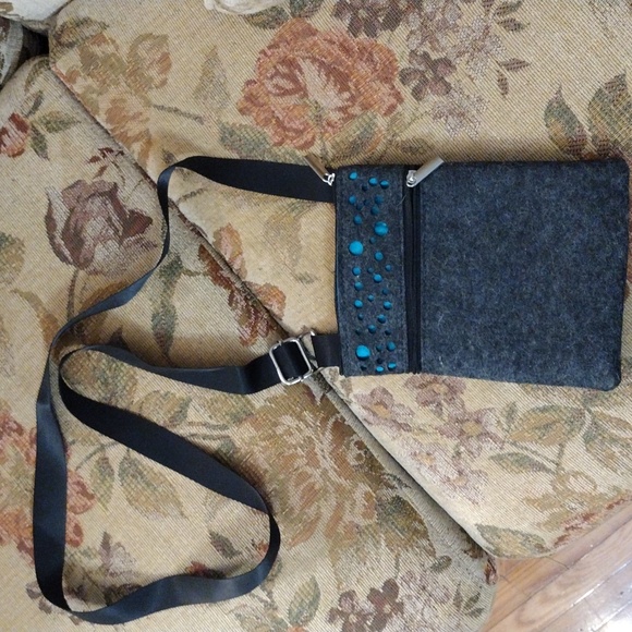EUC Felt Two Pocket Adjustable Shoulder Crossbody Bag - Picture 1 of 10